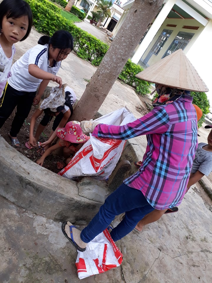 thầy trò trường TH HOANG HOA THÁM lao động tổng vệ sinh chuẩn bị cho năm học mới, năm học 2018 – 2019